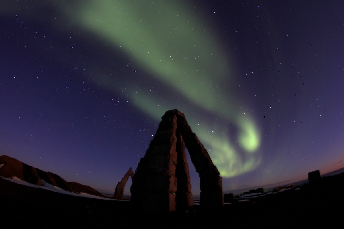 แสงเหนือเหนืออนุสาวรีย์ Edge of Arctic ที่ Raufarhofn ประเทศไอซ์แลนด์