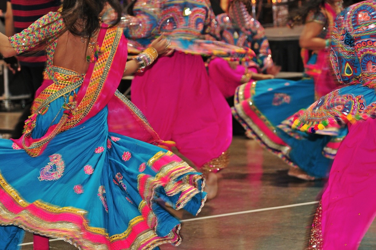 ผู้คนเต้นรำระหว่างการเฉลิมฉลองนวราตรีในอินเดีย