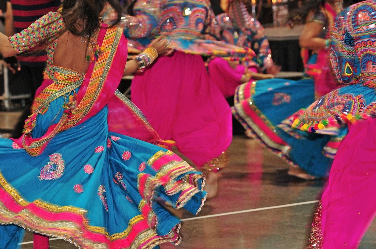 印度 Navratri 慶祝活動中跳舞的人們 印度 Navratri 慶祝活動中跳舞的人們
