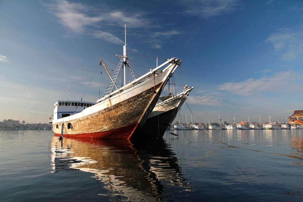 เรือ Phinisi เรือใบไม้แบบดั้งเดิมในมากัสซาร์ อินโดนีเซีย