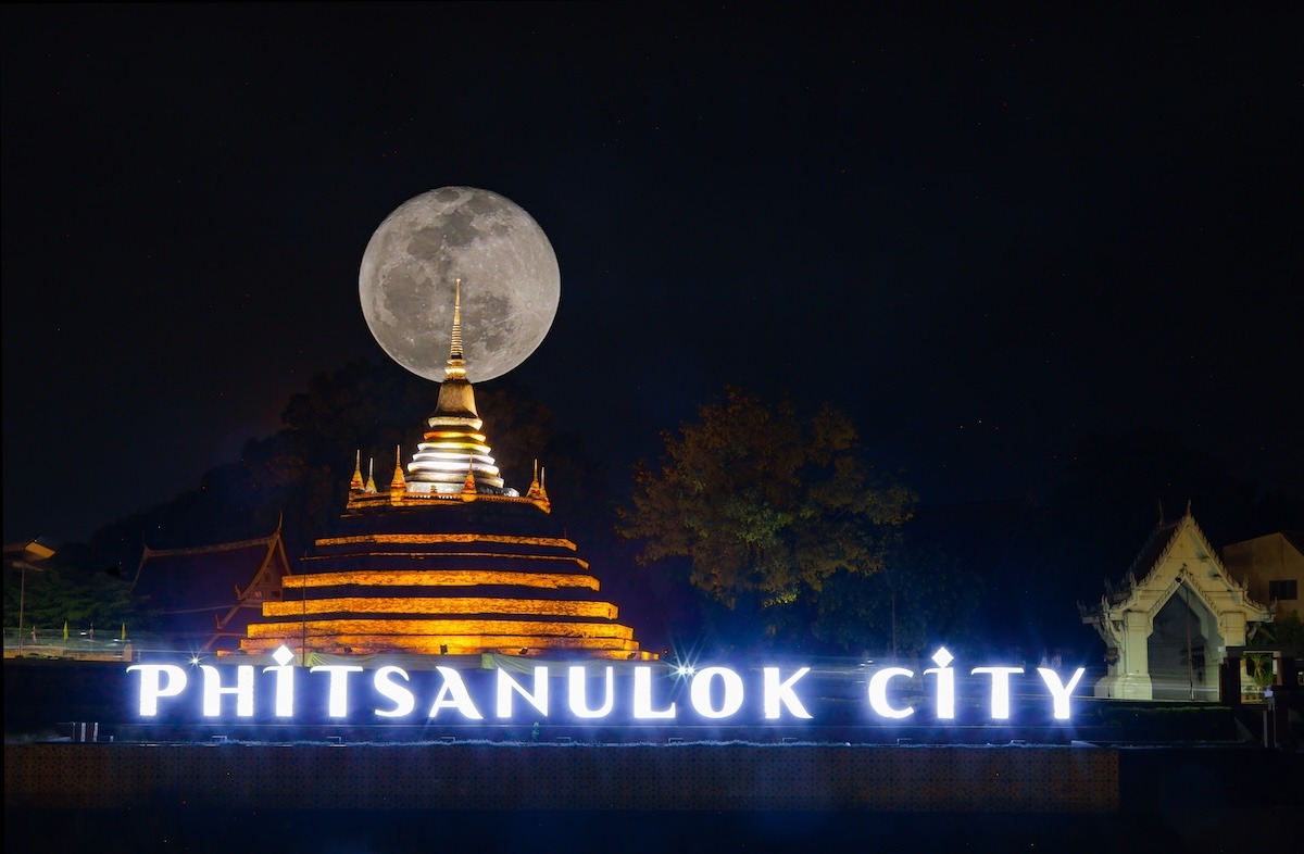 Phisanulok - Pemandangan malam pagoda kerajaan
