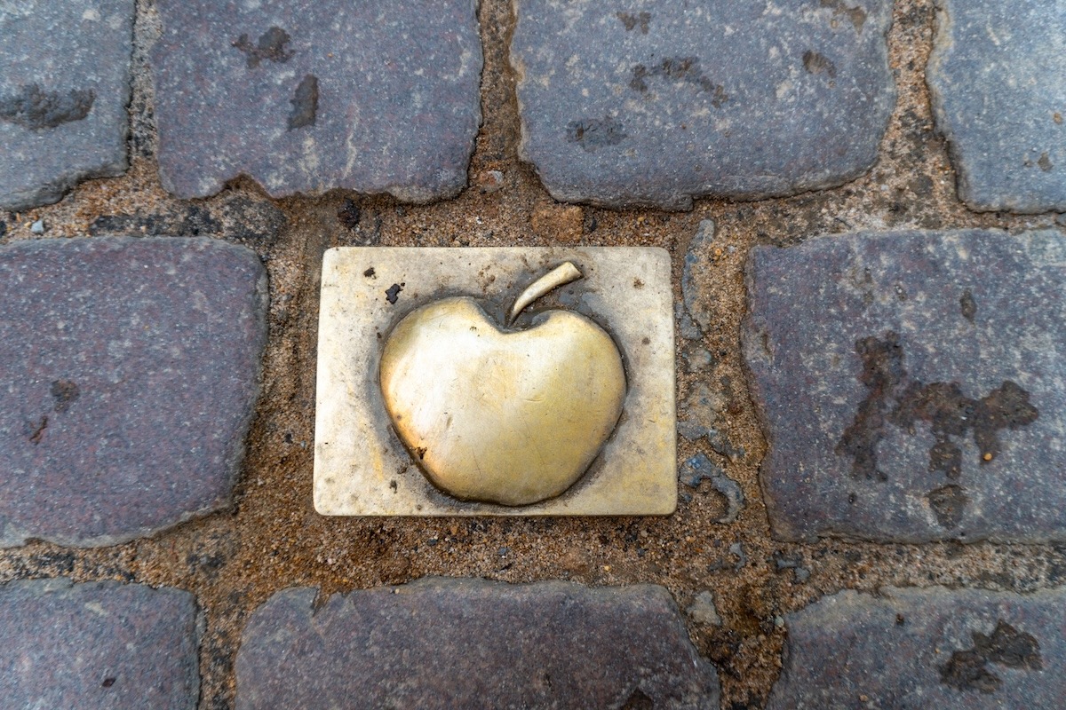 Plaque on the ground of an apple symbolizing the apple wine route, Sachsenhausen, Frankfurt