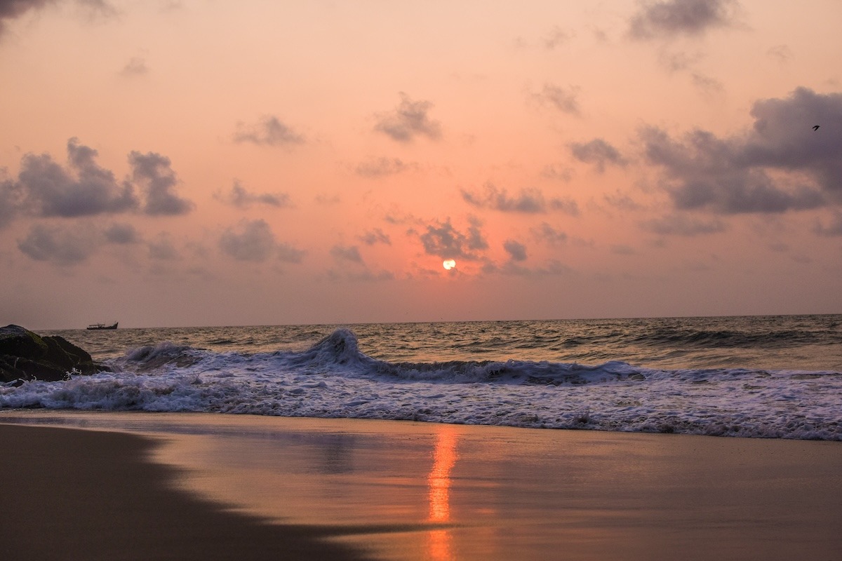 พระอาทิตย์ขึ้นที่หาด Serenity เมืองพอนดิเชอร์รี ประเทศอินเดีย