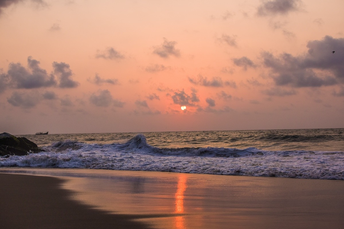 Gelassener Strand in Pondicherry, Indien