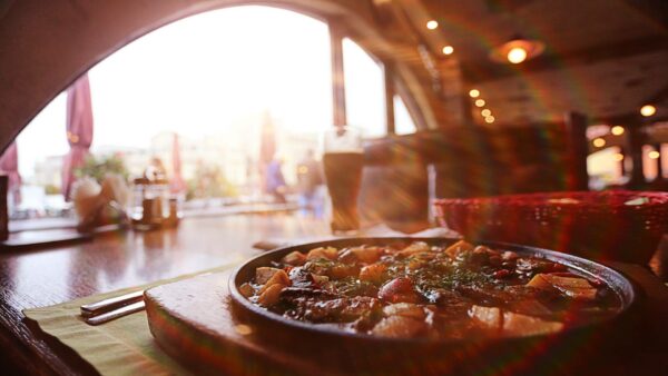 布拉格的美食時光膠囊:傳統餐館之旅