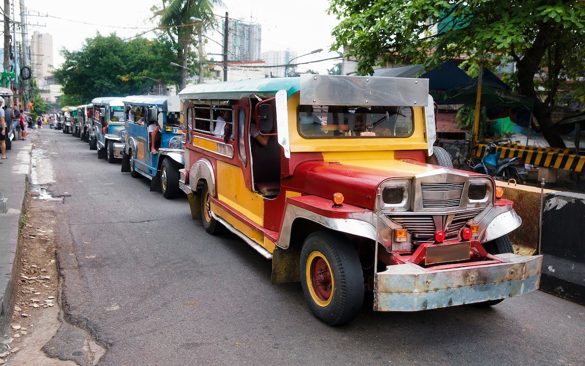 Schlange von typischen Jeepneys in Manila, Philippinen