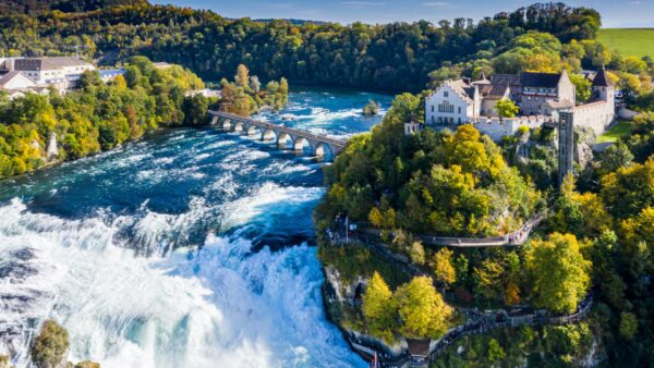 探索雄偉的萊茵河瀑布:從<s:1>裏奇出發的一日遊