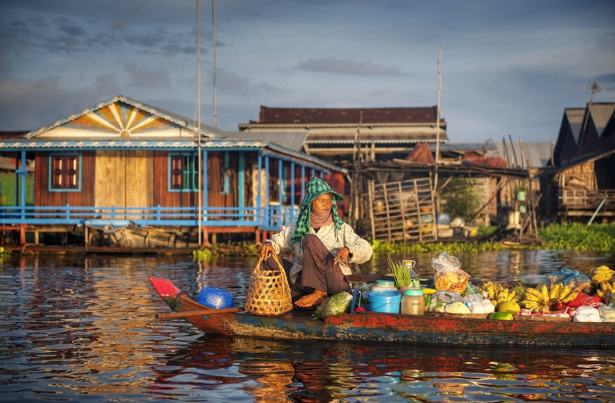 ผู้ขายชาวกัมพูชาในท้องถิ่นในตลาดน้ำ