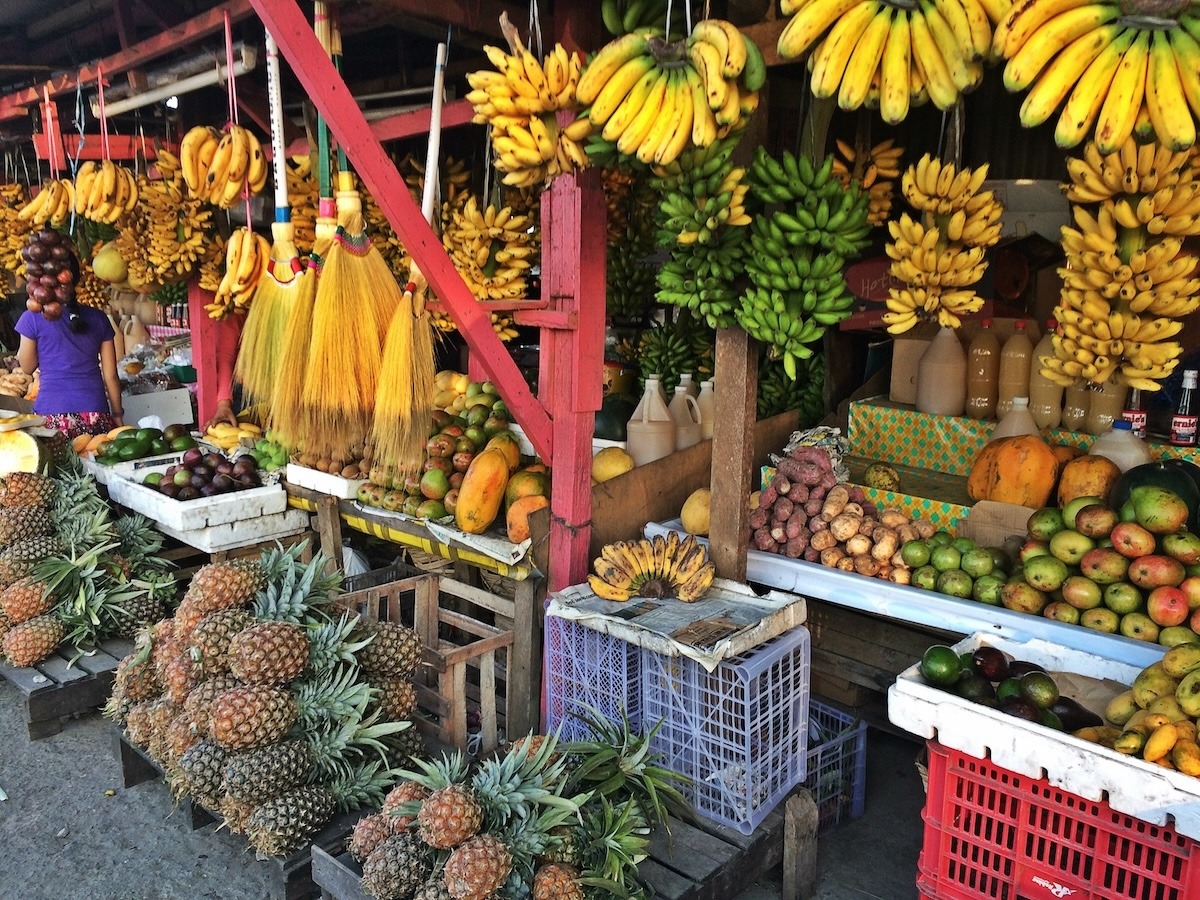 ตลาดผลไม้ริมถนนในทาเกย์เตย์ ฟิลิปปินส์