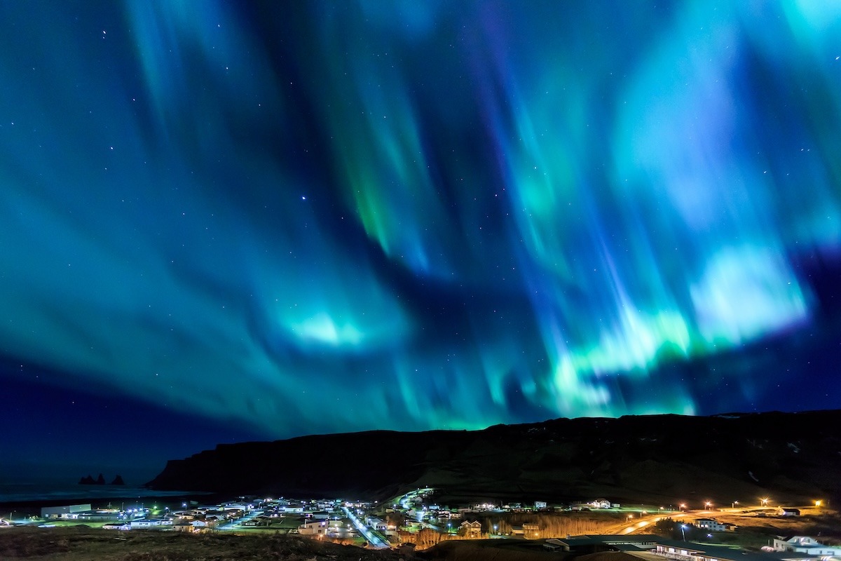 แสงออโรร่าเหนือเมืองวิค ประเทศไอซ์แลนด์