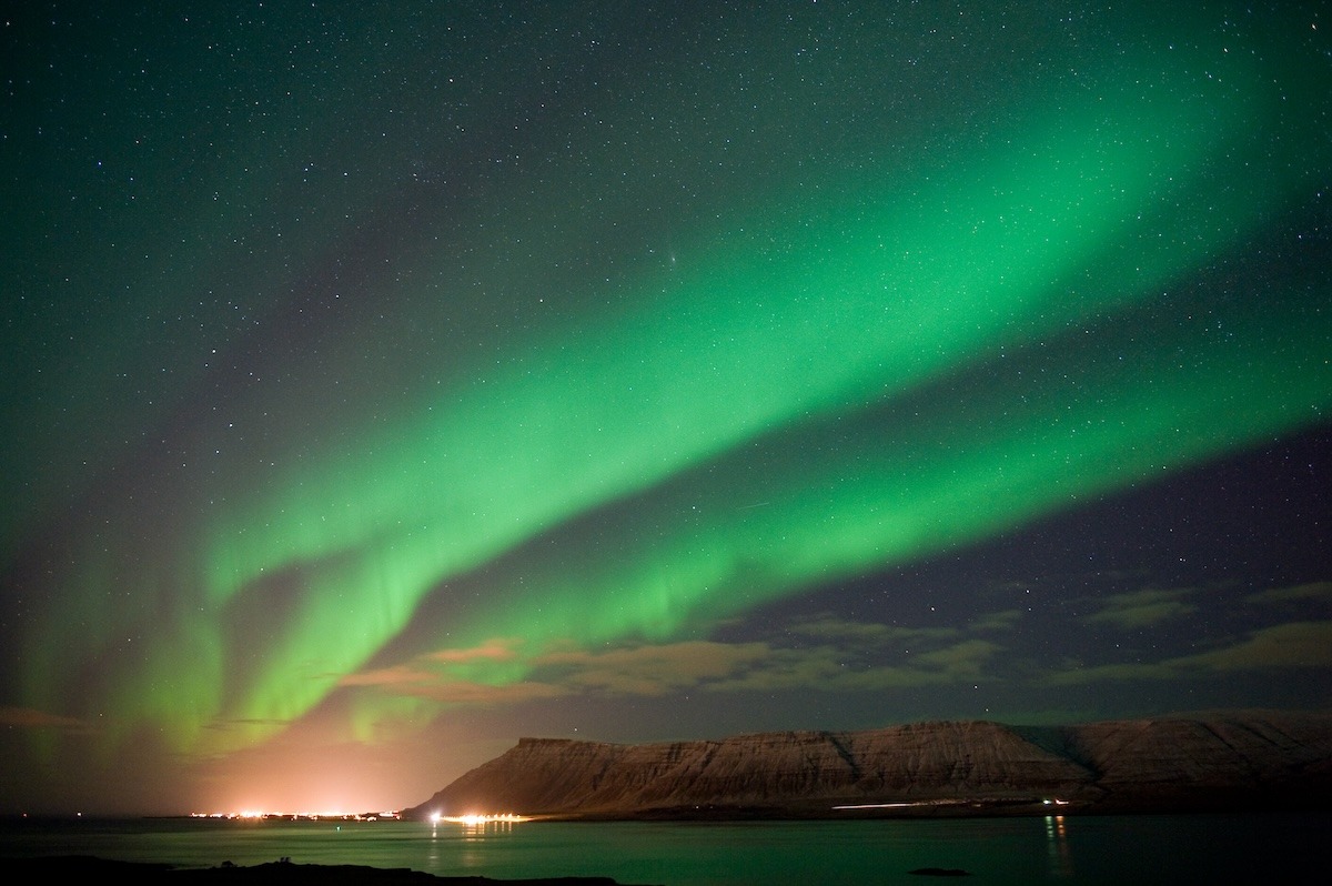 แสงออโรร่า บอเรลิส ทางตอนเหนือของเมืองเรคยาวิก ในประเทศไอซ์แลนด์