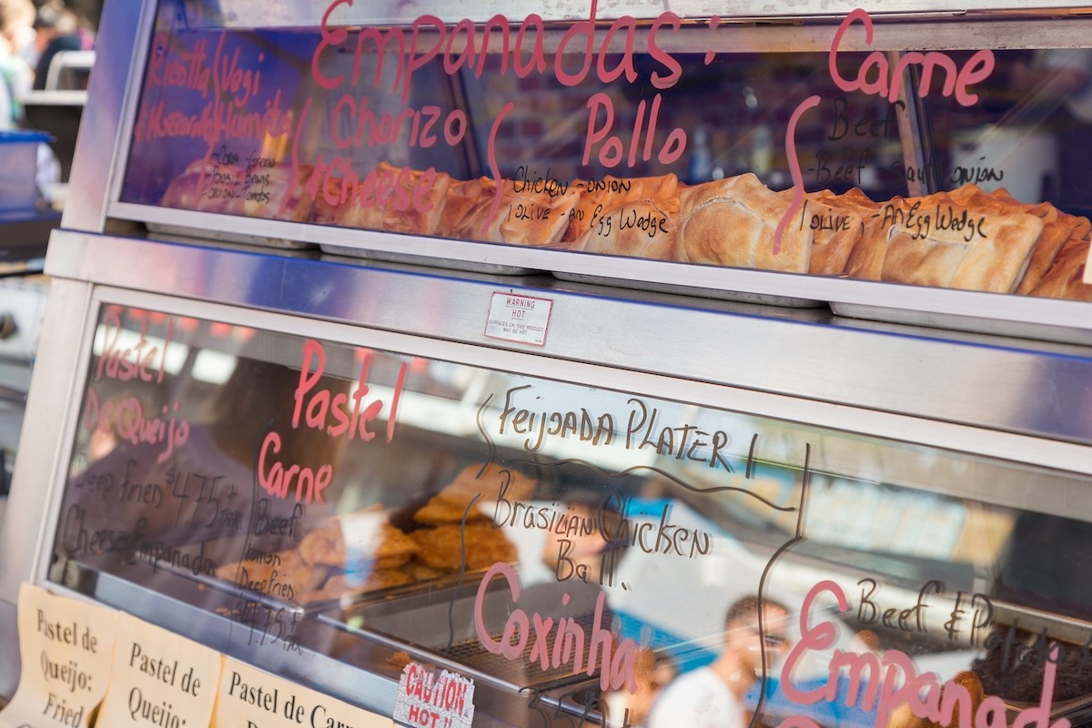 토론토 켄싱턴 마켓의 라틴 아메리카 음식 가판대