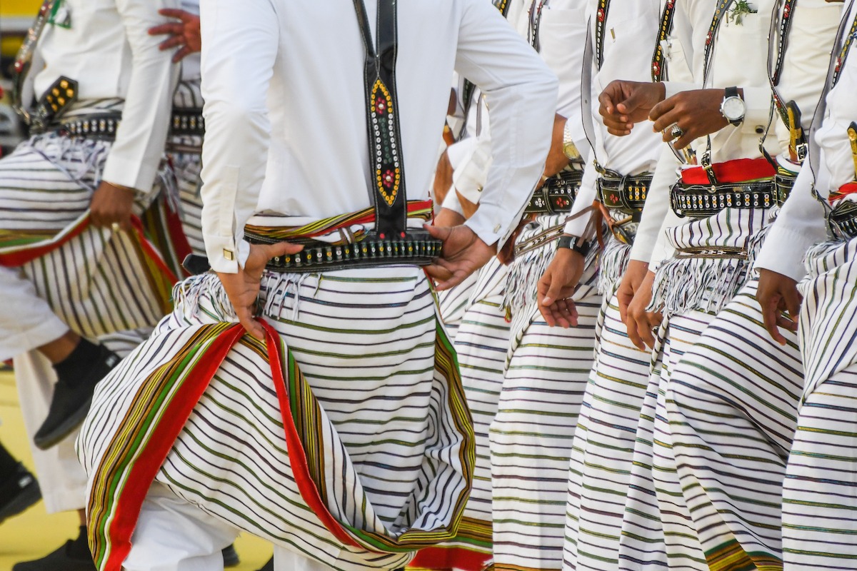 Arabische Menschen führen einen traditionellen Tanz auf