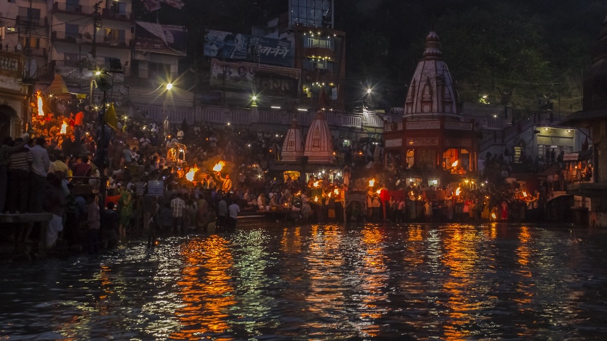 Ritual Sandhya Aarti di tepi Sungai Gangga