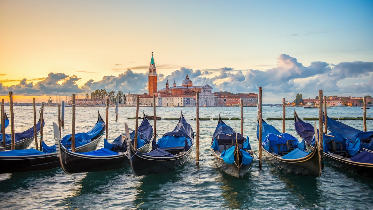 Schwarze Gondeln mit San Giorgio di Maggiore