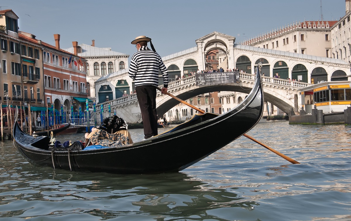 ein Gondoliere auf seiner Gondel, Venedig