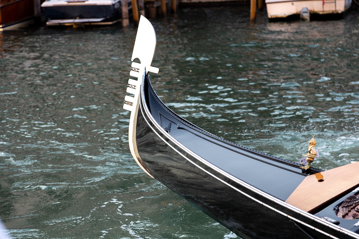 Gondola ferro, die Metallkonstruktion am Bug des Gondelschiffs