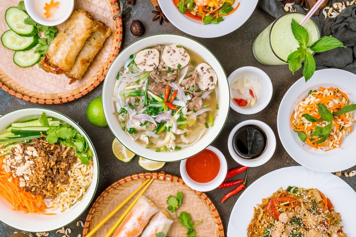 Makanan Vietnam - Pho ga, pho bo, mie, lumpia.jpg