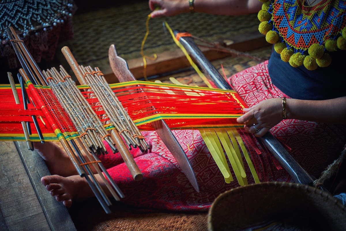 말레이시아 쿠칭 사라왁 문화 마을에서 공예 체험하기