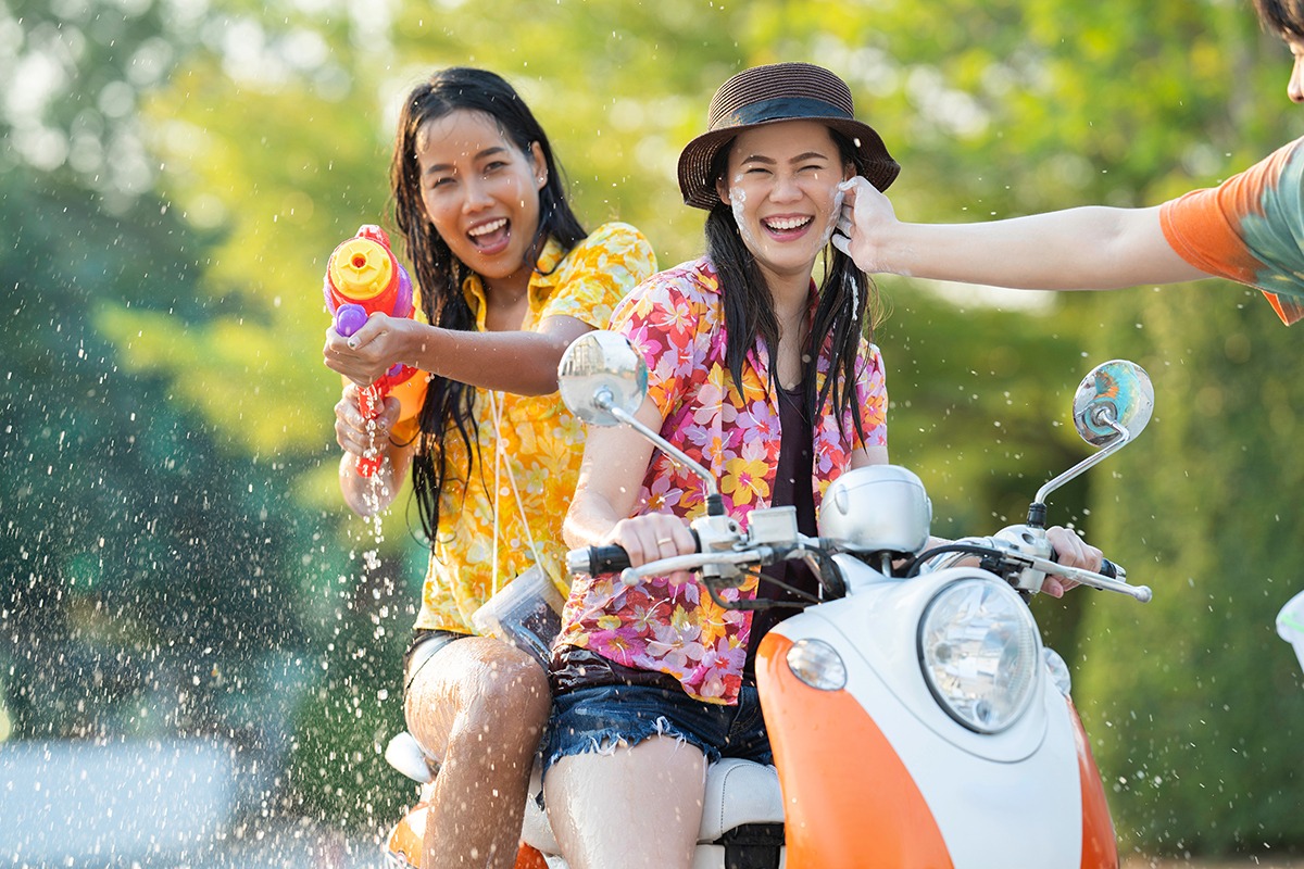 騎車的女孩—清邁潑水節