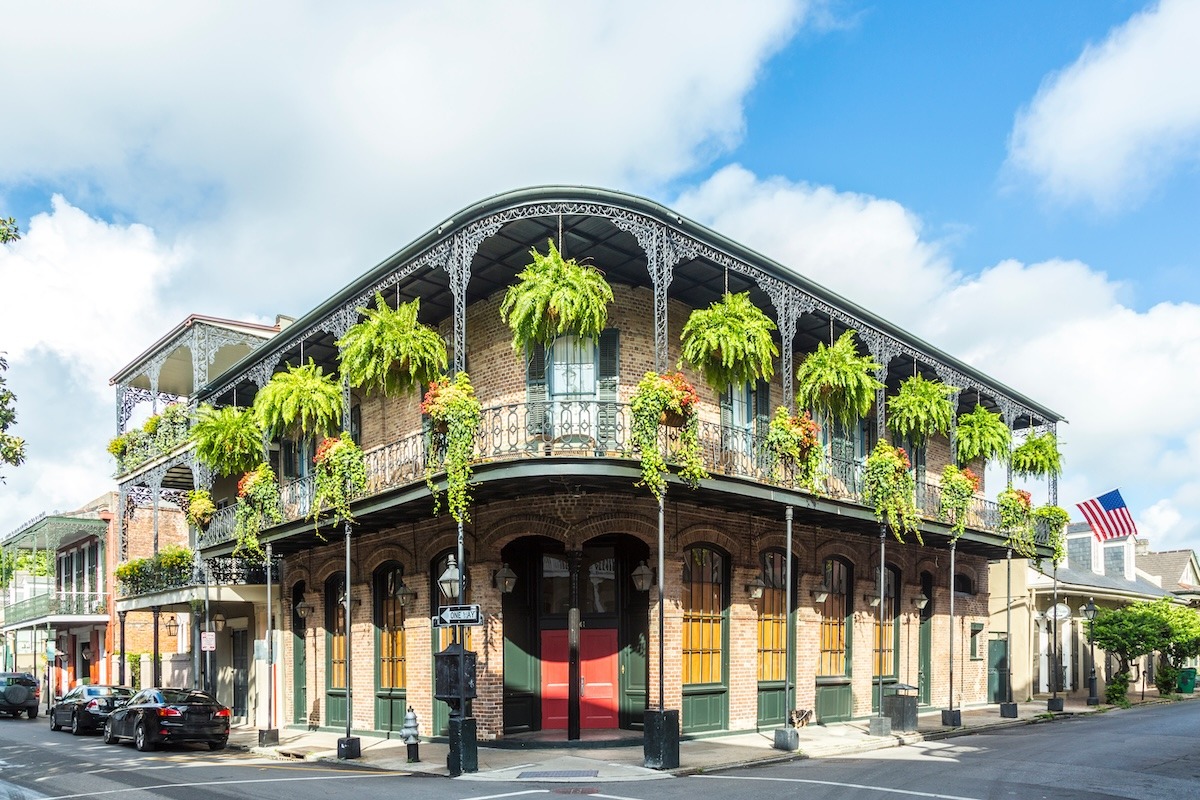 อาคารเก่าแก่ในย่าน French Quarter เมืองนิวออร์ลีนส์ ประเทศสหรัฐอเมริกา