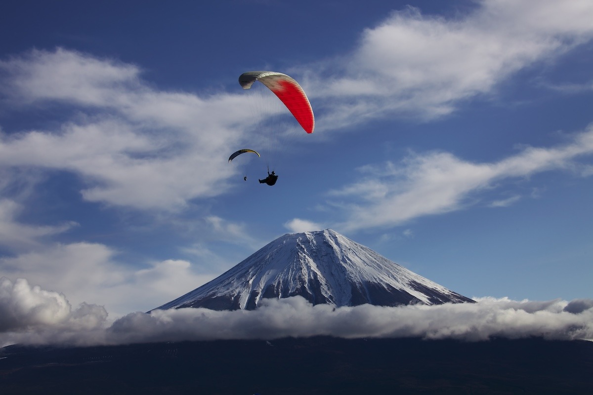 Un parapentiste et le mont Fuji, Japon