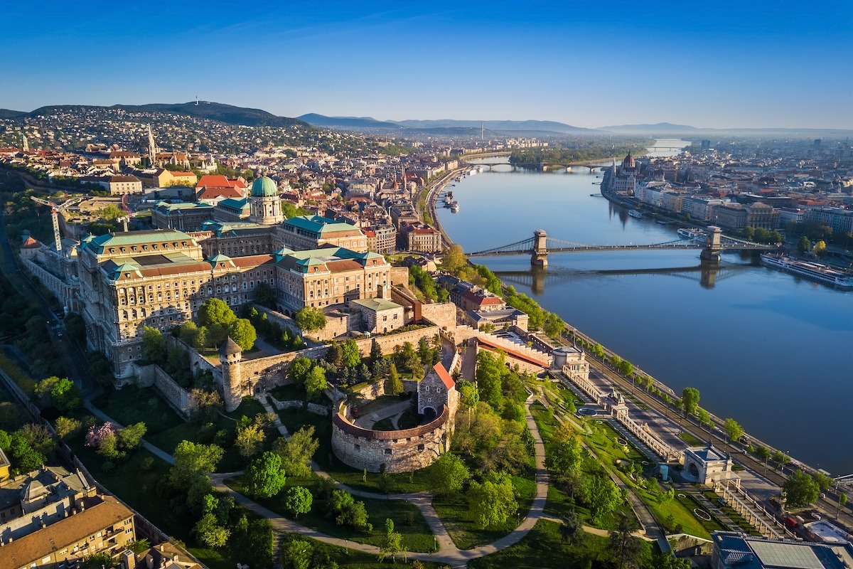 Nhìn từ trên không của khu vực bờ sông ở Budapest, Hungary