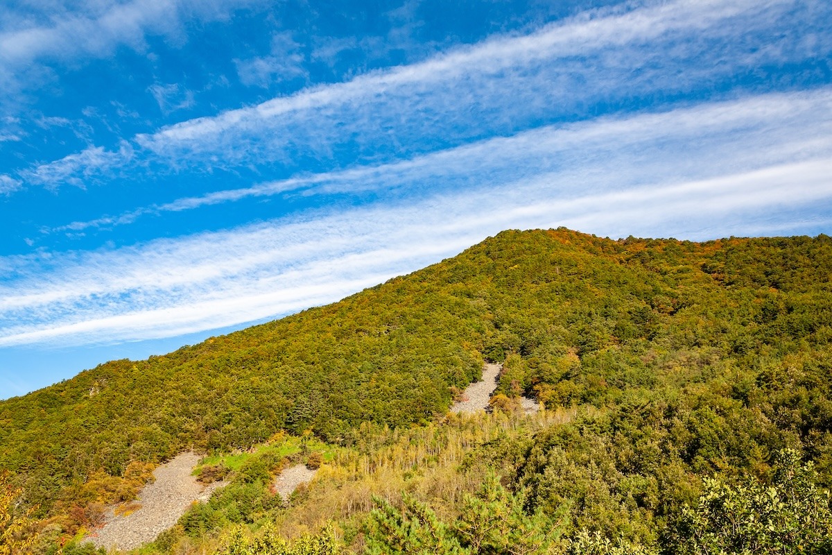 韓国江原道旌善郡、炭鉱の跡が残る山の秋の風景 韓国江原道旌善郡、炭鉱の跡が残る山の秋の風景