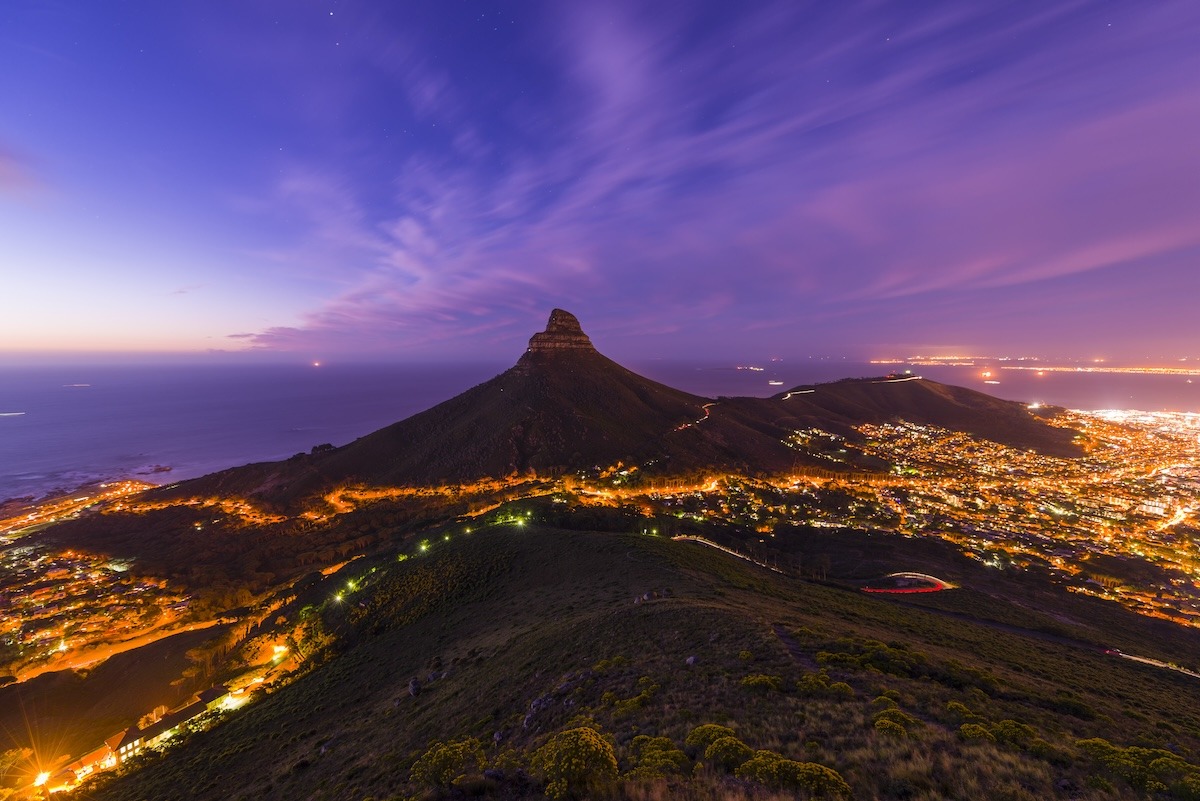 ยอดเขา Lion's Head ของเมืองเคปทาวน์ มองเห็นได้จากภูเขา Table เมืองเคปทาวน์ ประเทศแอฟริกาใต้