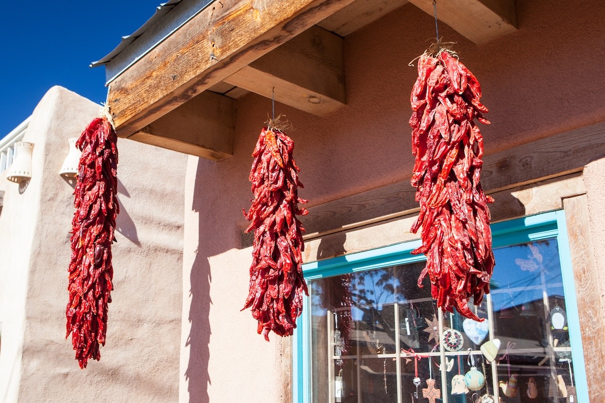 美國新墨西哥州阿爾伯克基老城一家商店外的辣椒