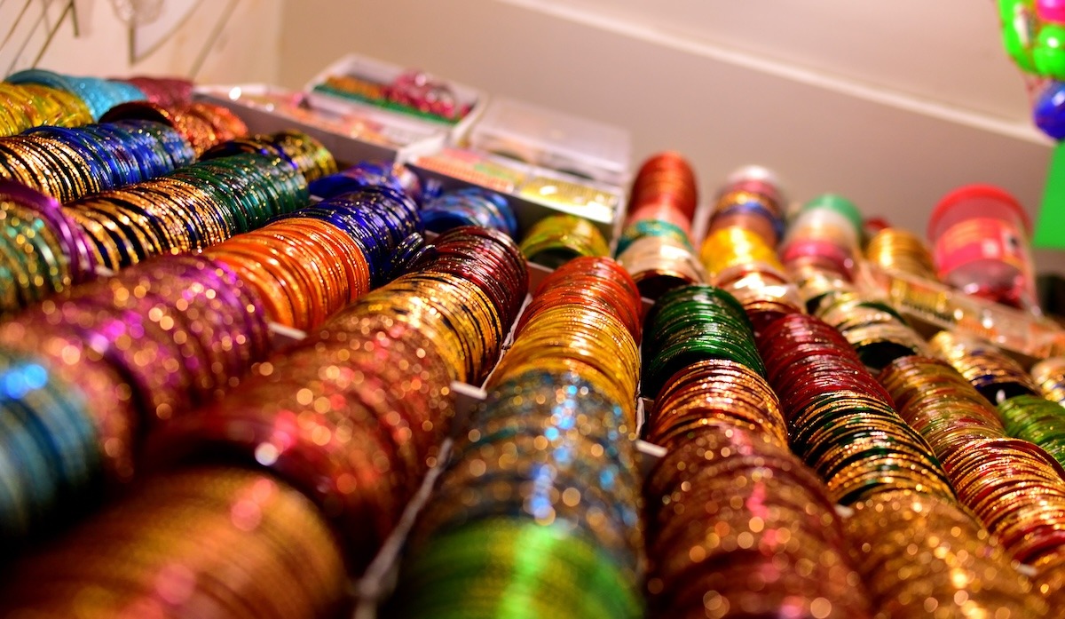 des bracelets colorés dans le plus grand quartier commerçant de Chennai
