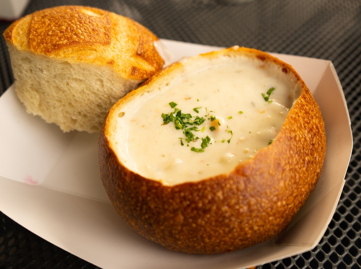 Cremige Muschelsuppe mit Sauerteigbrotschale