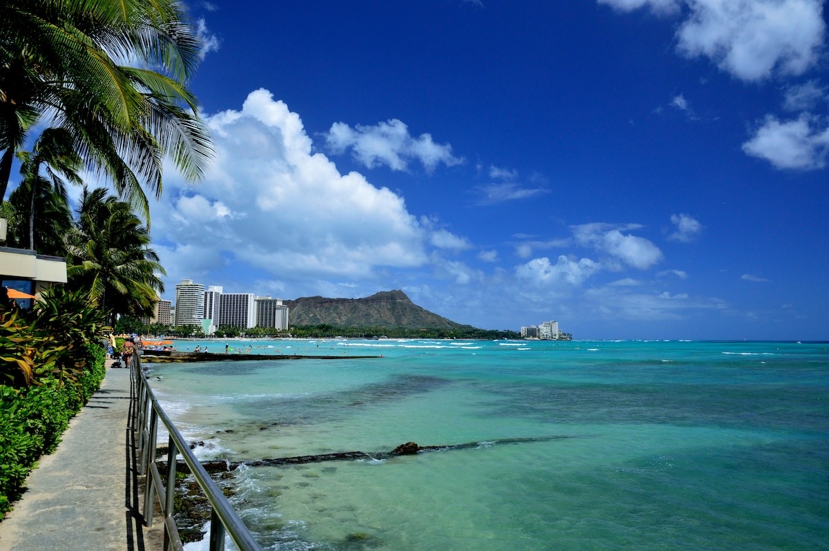 Diamond head from Waikiki beach, Honolulu, Oahu, Hawaii, USA