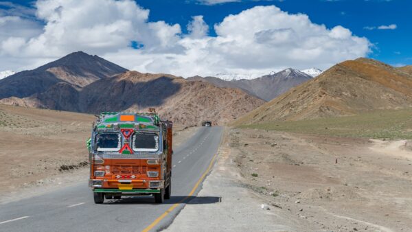印度巴士旅行終極指南:導航路線，門票和時間