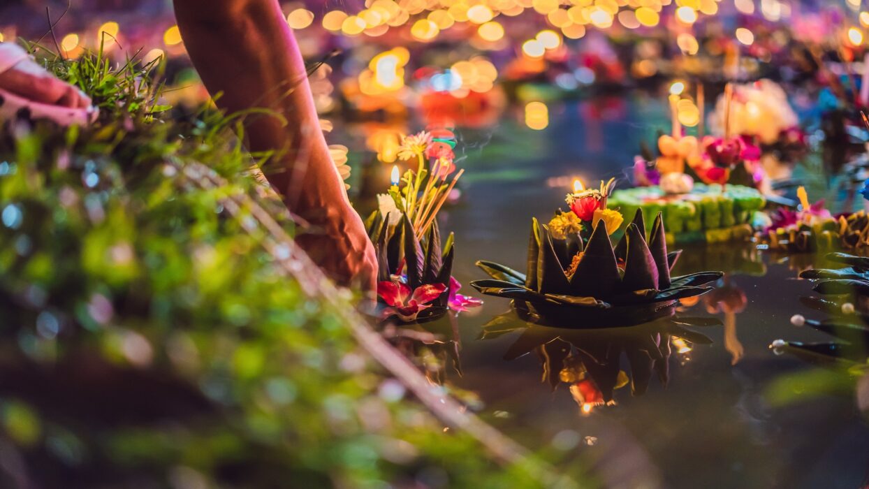 Illuminating Bangkok: A Traveler’s Guide to the Enchanting Loy Krathong Festival background image