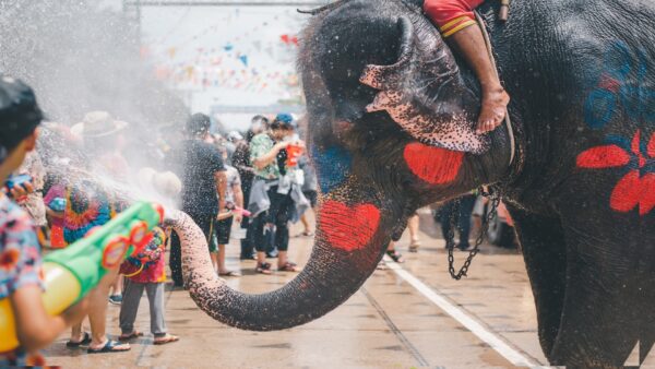 Enthüllung von Songkran: Thailands episches Wasserfest