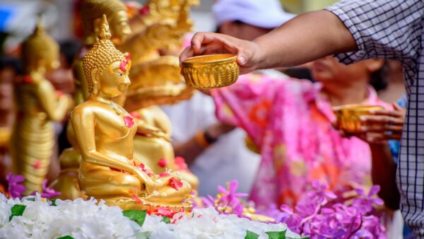バンコクでソンクラーン祭2024を祝おう：ダイナミックなウォーターファイトと文化体験
