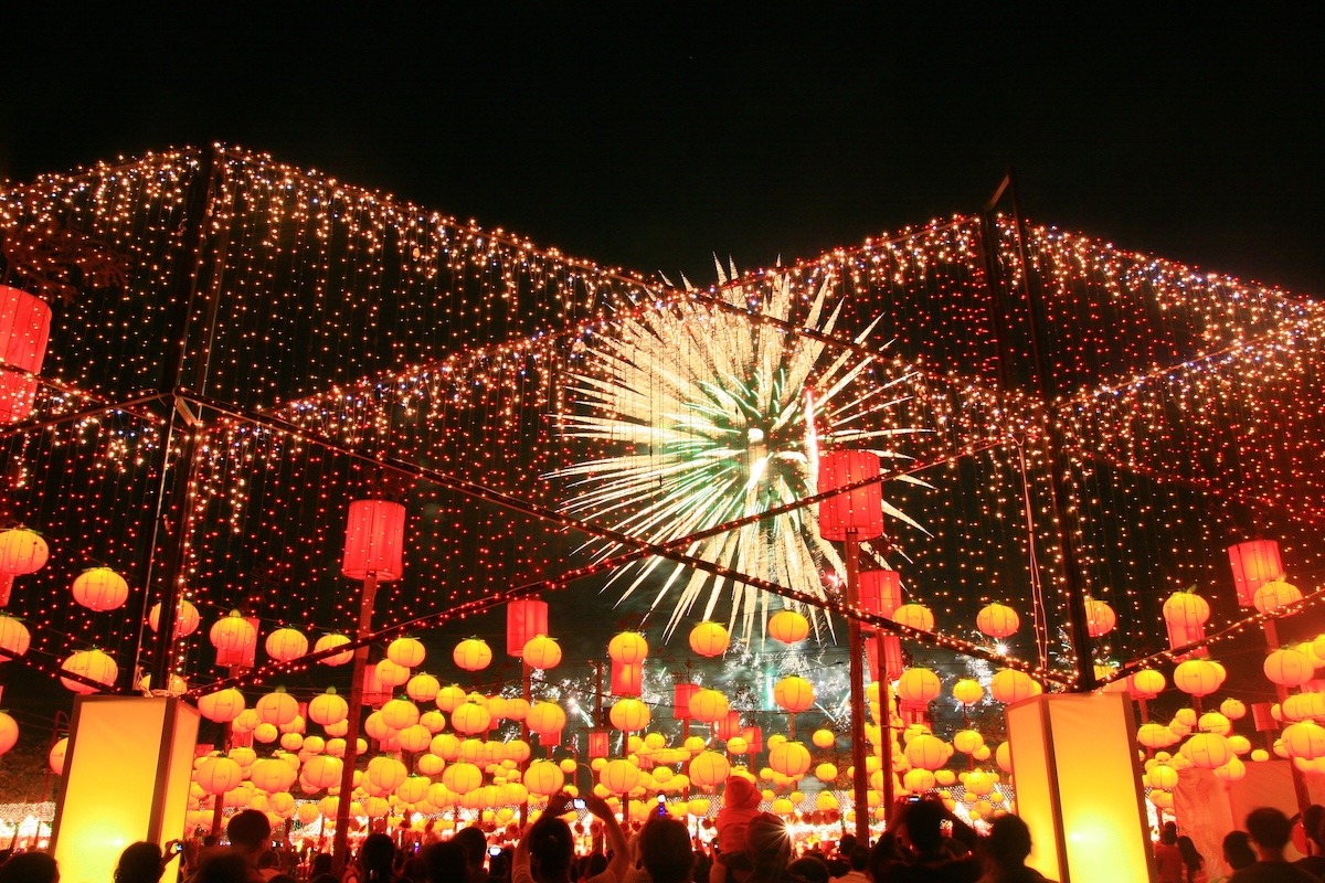 대만 자이의 등불 축제에서 펼쳐지는 불꽃쇼