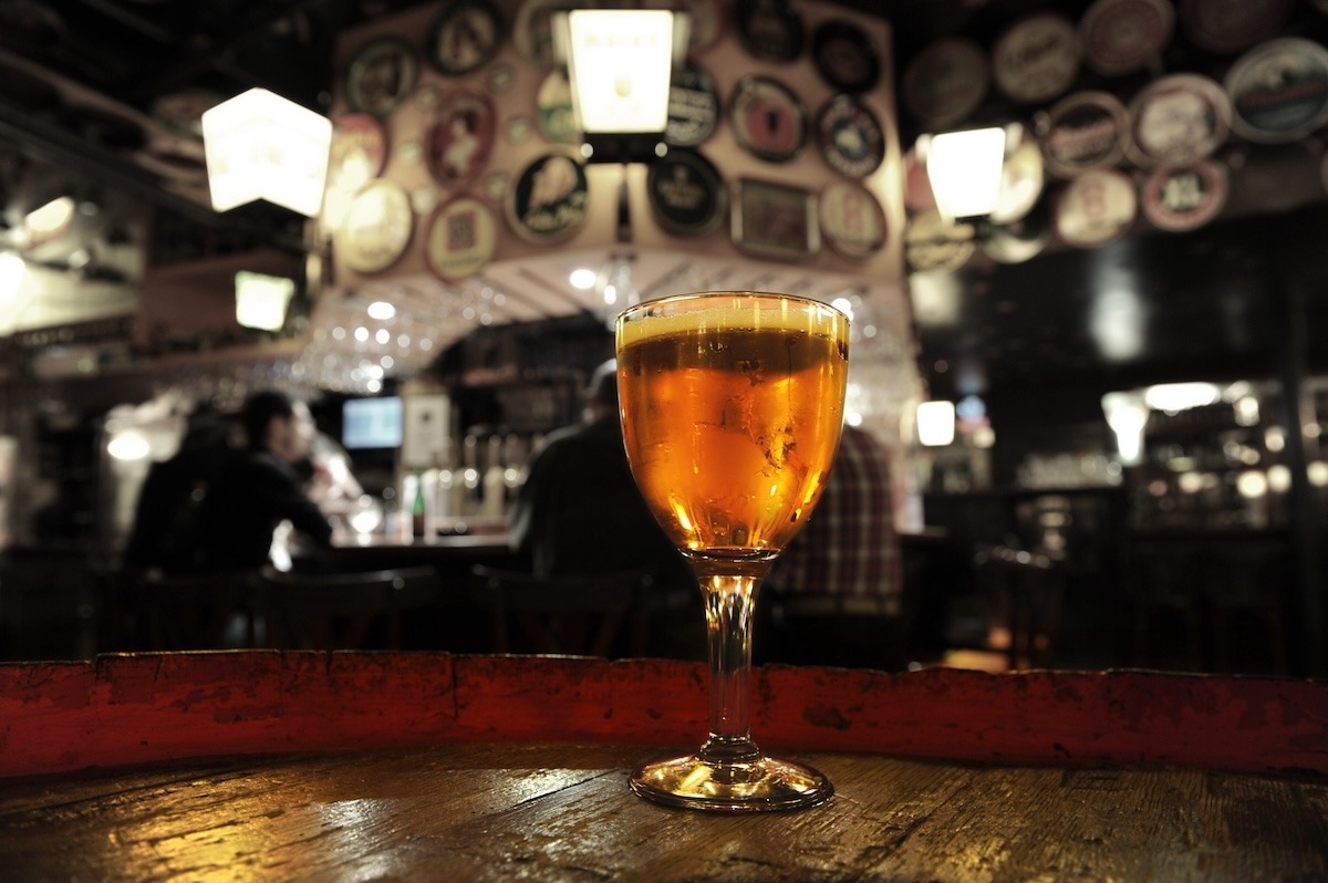كأس من البيرة الطازجة، بار Delirium، بروكسل، بلجيكا