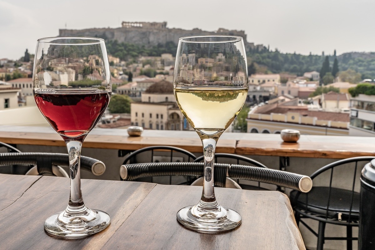 كؤوس من النبيذ مع إطلالة على الأكروبوليس في أثينا، اليونان