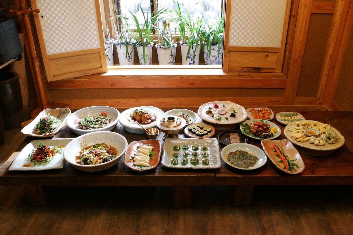 هانجيونج سيك، وهي وجبة كورية تقليدية مكونة من طبق كامل