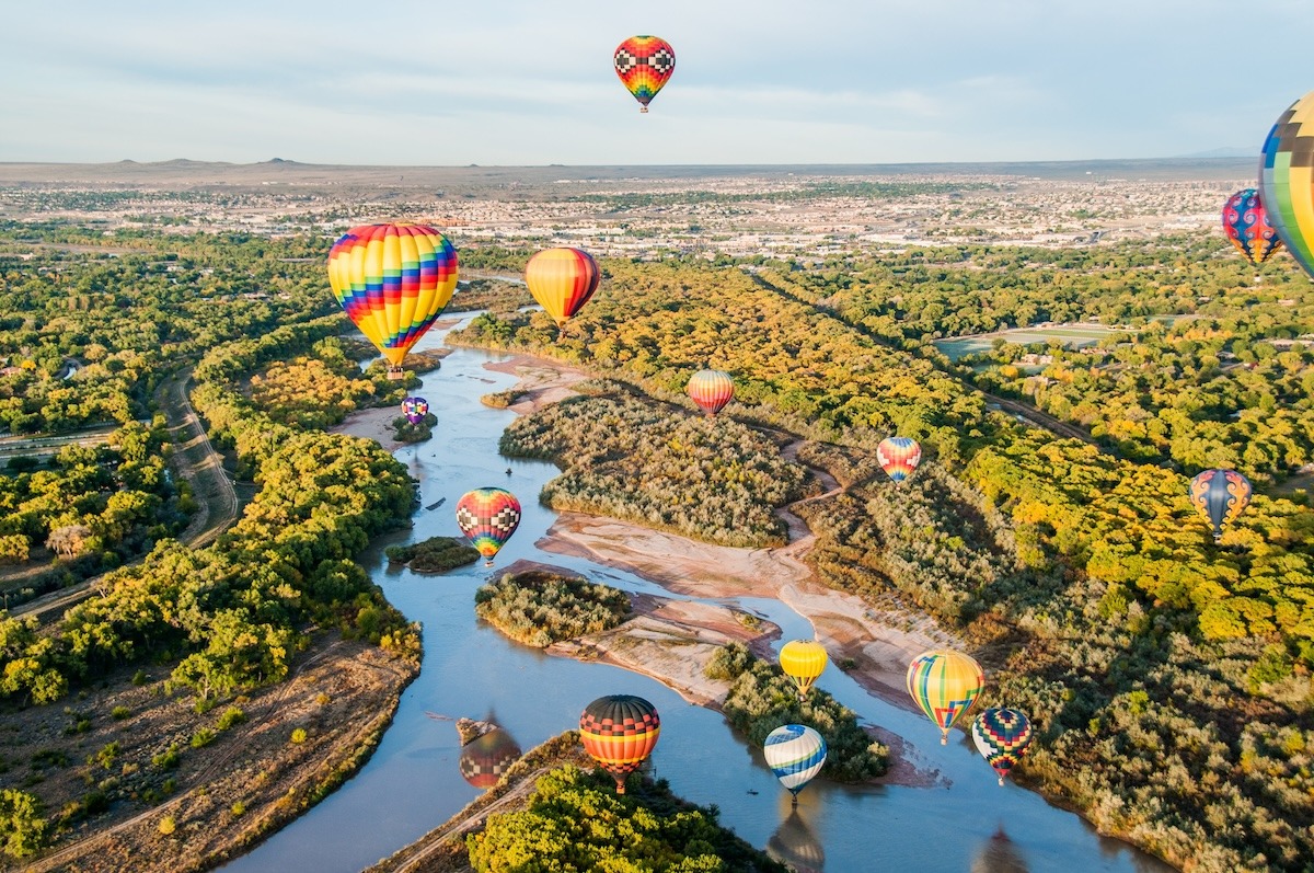 Heißluftballons über dem Rio Grande, Albuquerque, New Mexico, USA
