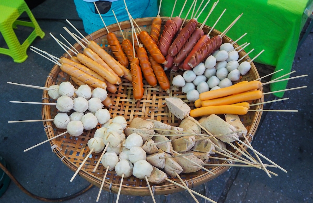 nourriture de rue au marché de Kad Kong Ta, Lampang, Thaïlande