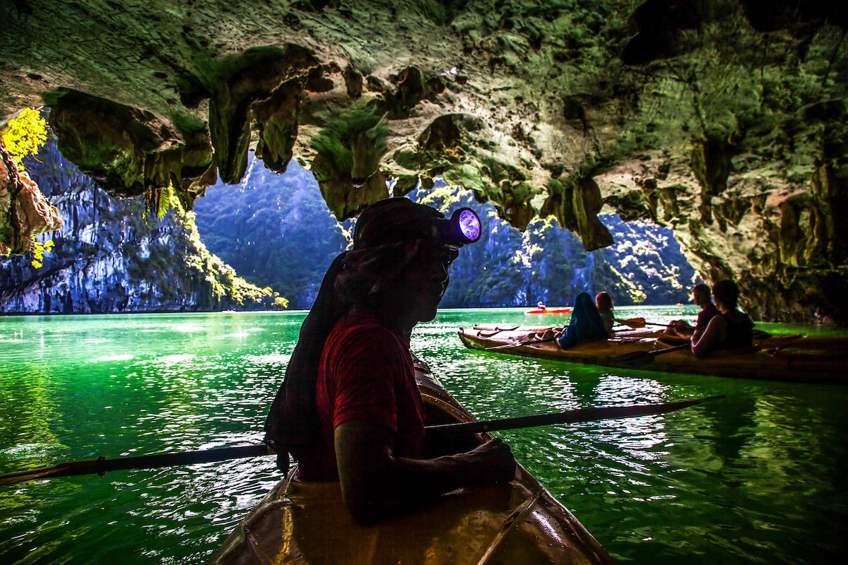 Kajakfahren in der Ha Long Bucht, Vietnam