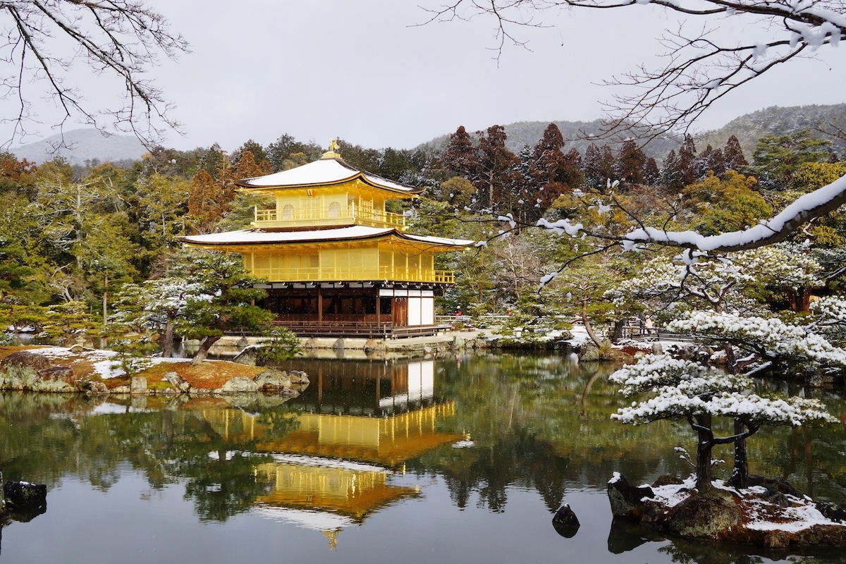 白雪覆蓋的金閣寺，京都，日本