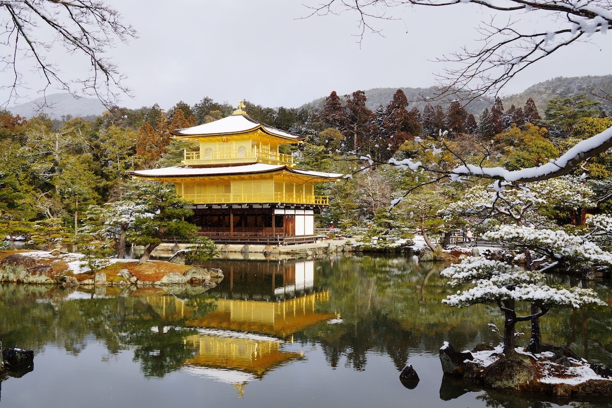 Kinkakuji mit Schnee bedeckt, Kyoto, Japan