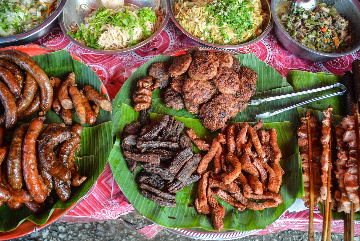 Ẩm thực Lào địa phương tại chợ buổi sáng Luông Pha Băng, Lào