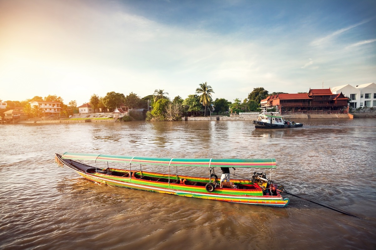 Pelayaran bot ekor panjang melalui sungai Chao Phraya, Ayutthaya, Thailand