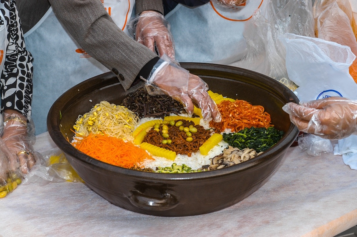 Herstellung von koreanischem Jeonju Bibimbap, Südkorea