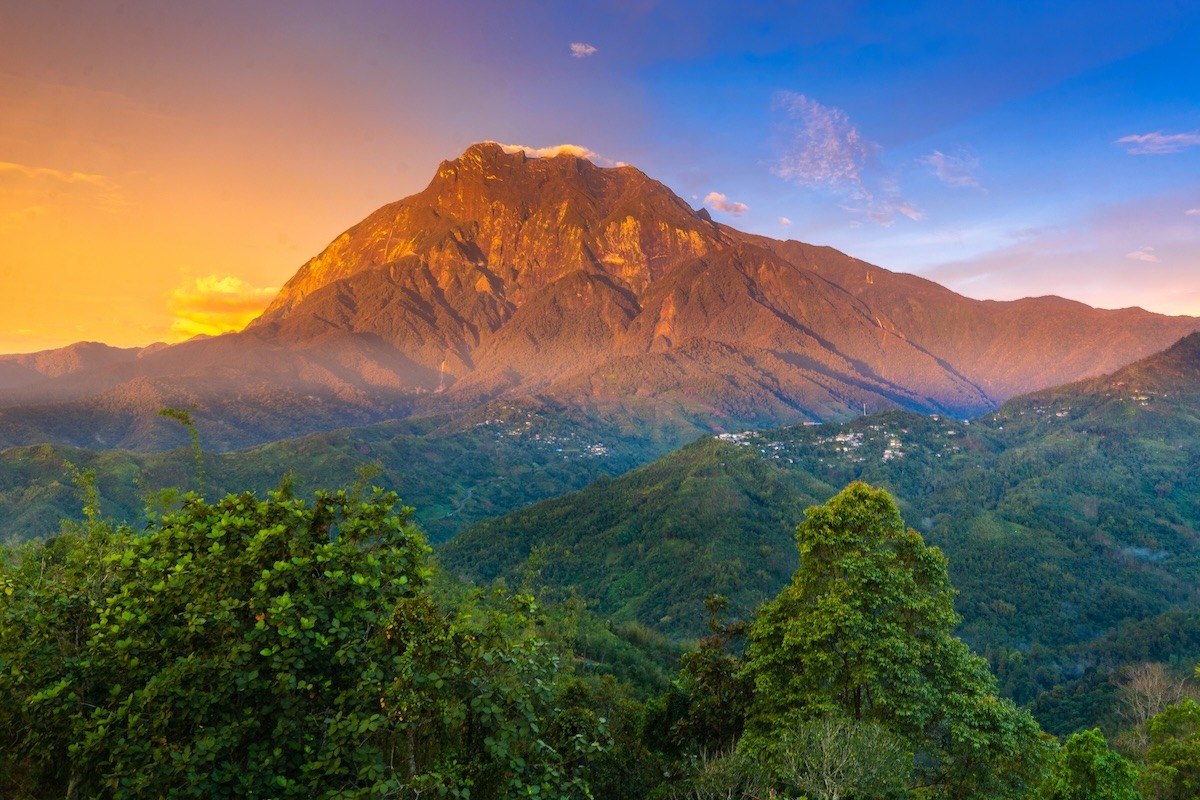 Gunung Kinabalu saat matahari terbenam, Sabah, Malaysia